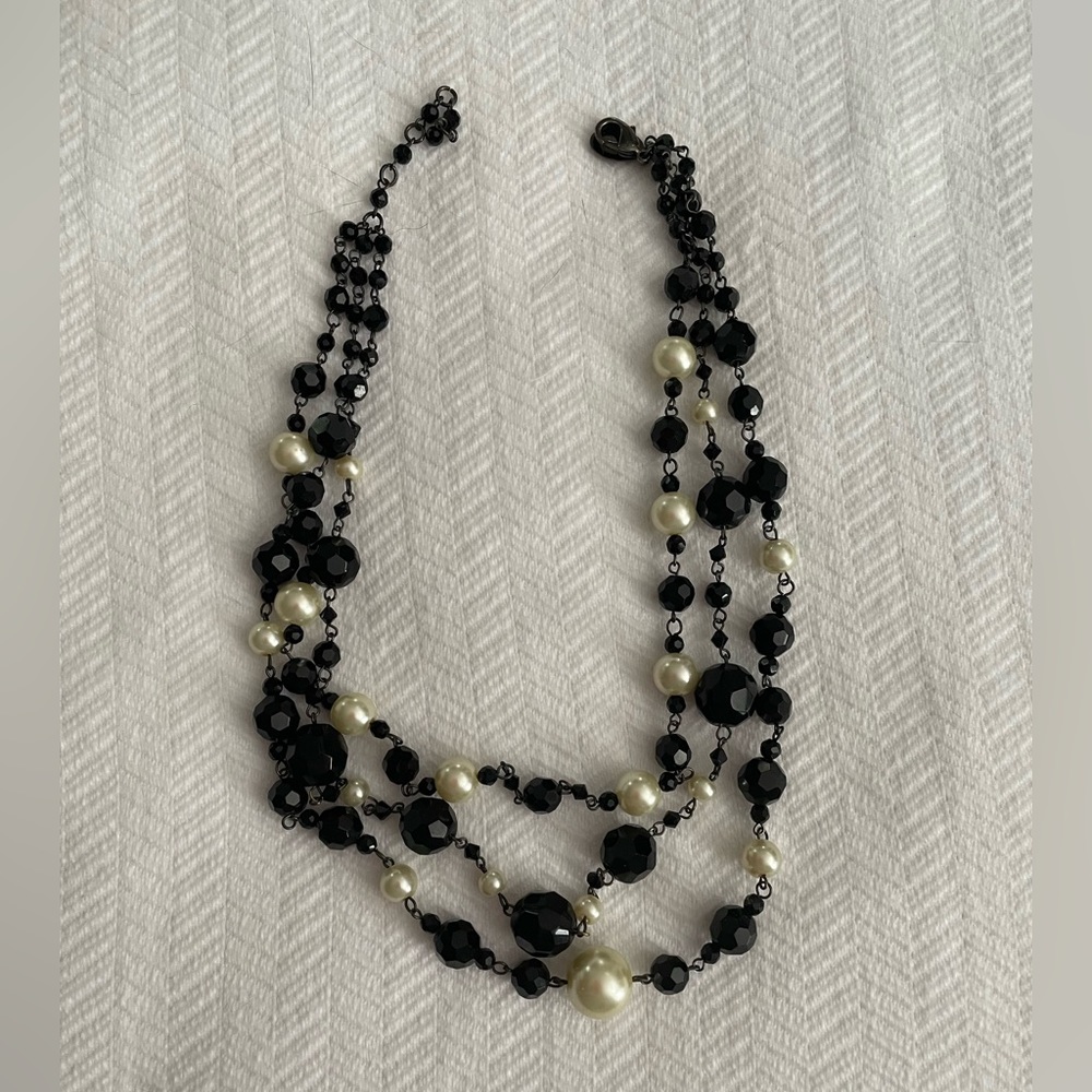 WHBM Black/Pearl necklace